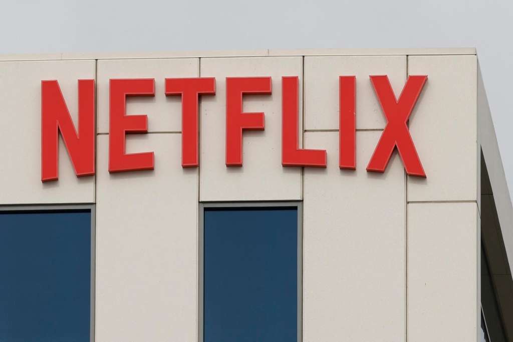 Los Angeles (United States), 05/12/2025.- The Netflix logo is displayed outside of the Netflix corporate office buildings in Los Angeles, California, USA, 24 January 2024 (issued 05 December 2026). Netflix and Warner Bros. announced on 05 December 2025 a definitive agreement under which Netflix will acquire Warner Bros., including its film and television studios, HBO Max, and HBO. EFE/EPA/CAROLINE BREHMAN