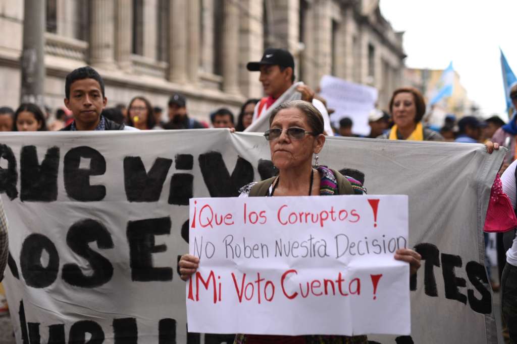 AME1809. CIUDAD DE GUATEMALA (GUATEMALA), 08/07/2023.- Manifestantes participan en una marcha para exigir a las autoridades de la Corte Suprema de Justicia y del Tribunal Supremo Electoral que se oficialicen los resultados de las elecciones del pasado 25 de junio hoy, en Ciudad de Guatemala (Guatemala). La Corte Suprema de Justicia de Guatemala lanzó una nueva suspensión de la oficialización de resultados de los comicios celebrados el 25 de junio pasado, según una resolución emitida la noche de este viernes. EFE/ Edwin Bercian