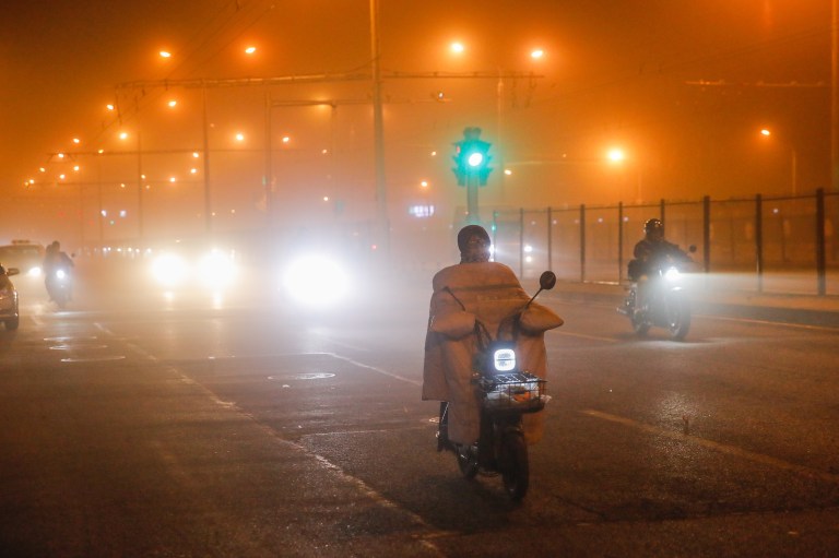 Las tormentas de arena en China obligan a sus ciudadanos a usar tapabocas de nuevo