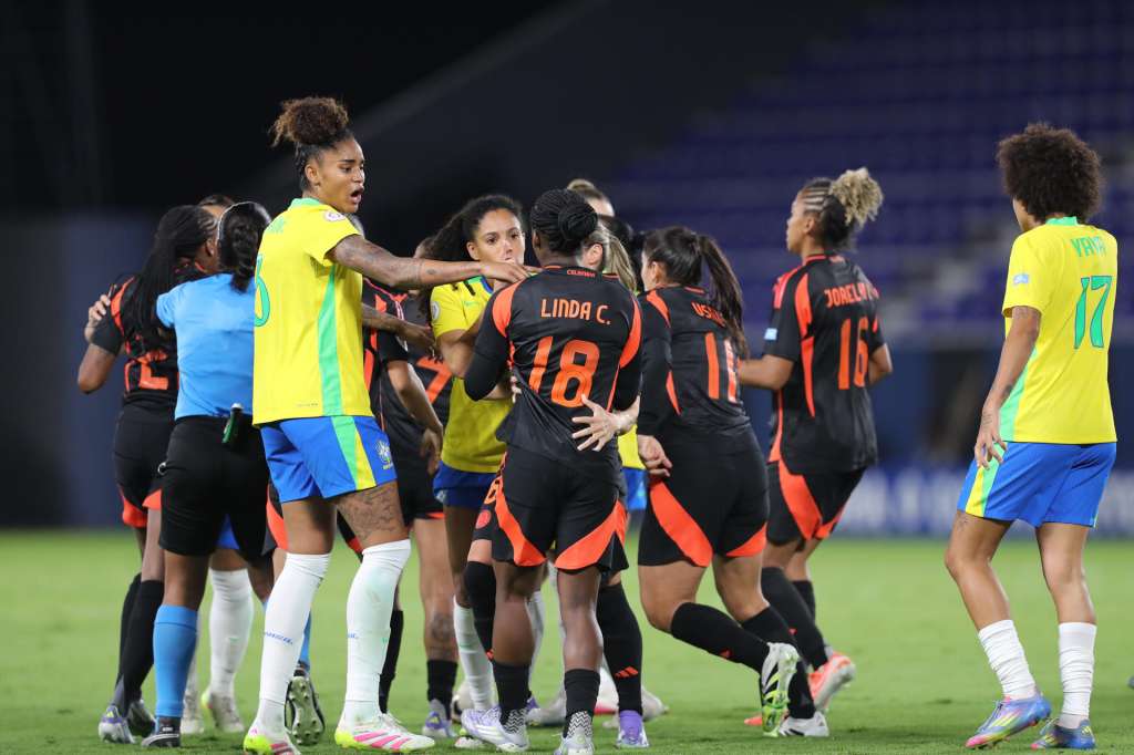 AMDEP9133. QUITO (ECUADOR), 25/07/2025.- Jugadoras de Brasil y Colombia se enfrentan este viernes, al final de un partido de la fase de grupos de la Copa América Femenina entre Brasil y Colombia en el estadio Banco Guayaquil en Quito (Ecuador). EFE/ José Jácome
