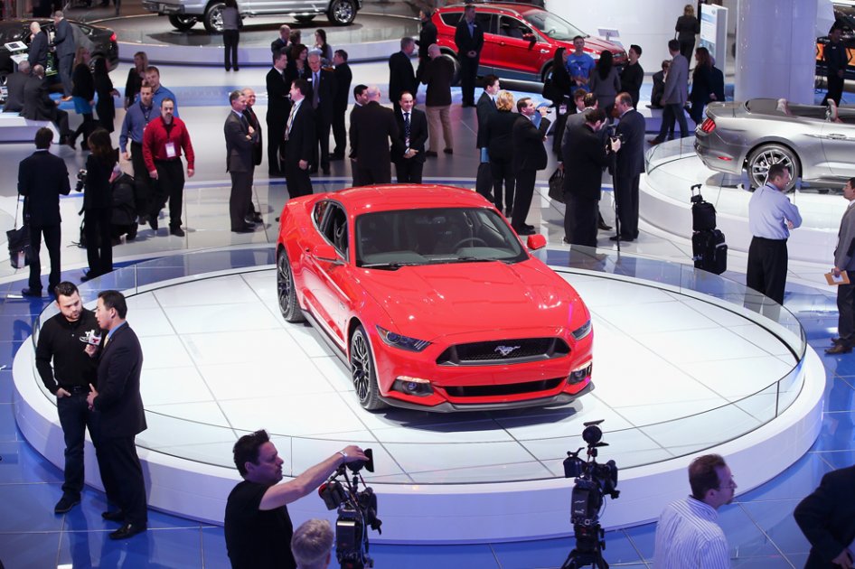 1. Ford mostró el modelo Mustang con el que conmemoró los 50 años del lanzamiento de este vehículo deportivo.