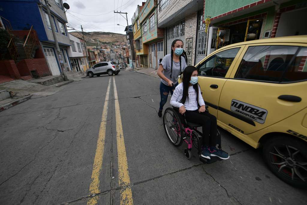 Dos veces por semana Yudy lleva a su hija a terapia. Es justo en ese momento cuando sufre por la falta de cultura y civismo en el transporte público.