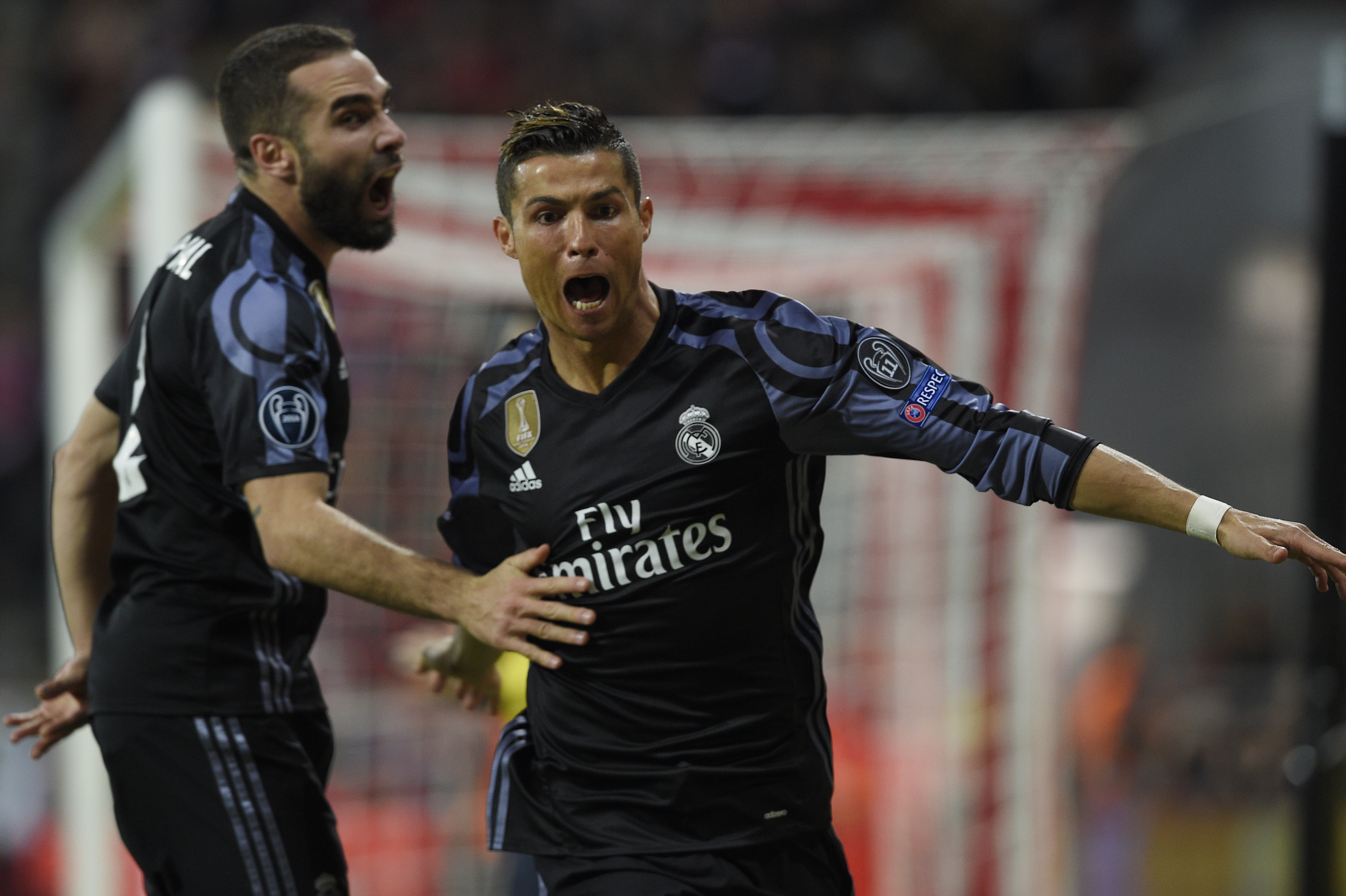 Cristiano Ronaldo celebra un gol junto a Karim Benzema. / AFP PHOTO / LLUIS GENE
