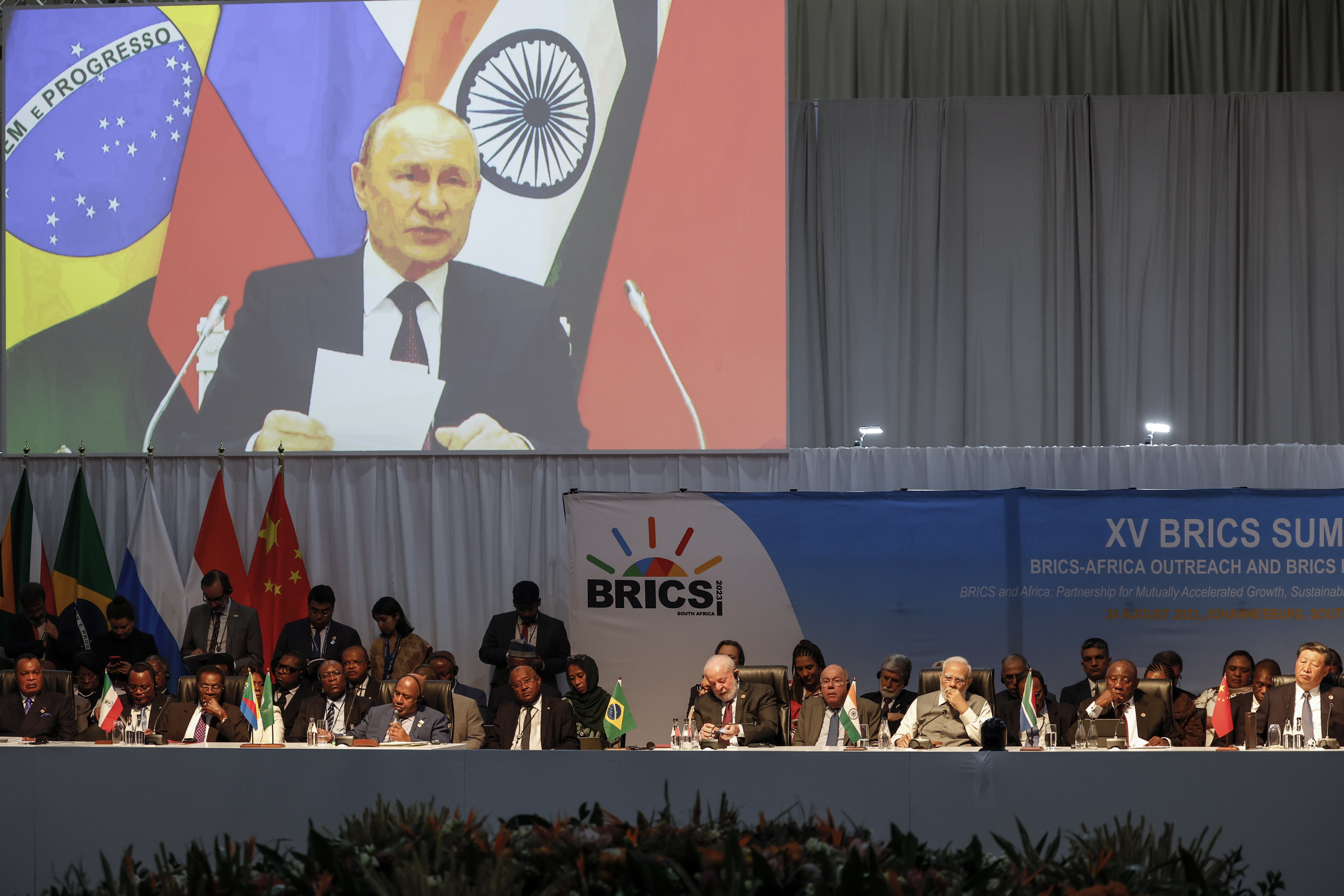 Johannesburg (South Africa), 24/08/2023.- A screen shows Russian President Vladimir Putin virtually delivering remarks at a meeting during the 15th BRICS Summit, in Johannesburg, South Africa, 24 August 2023. South Africa is hosting the 15th BRICS Summit, (Brazil, Russia, India, China and South Africa), as the group'Äôs economies account for a quarter of global gross domestic product. Dozens of leaders of other countries in Africa, Asia and the Middle East are also attending the summit. (Brasil, Rusia, Sudáfrica, Johannesburgo) EFE/EPA/MARCO LONGARI / POOL