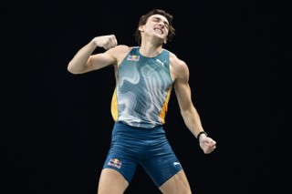 TOPSHOT - Sweden's Armand Duplantis celebrates after clearing the 6,10 metres bar during the men's pole vault event of the ISTAF Athletics Indoor Meeting 2025 in Berlin on February 14, 2025. (Photo by John MACDOUGALL / AFP)