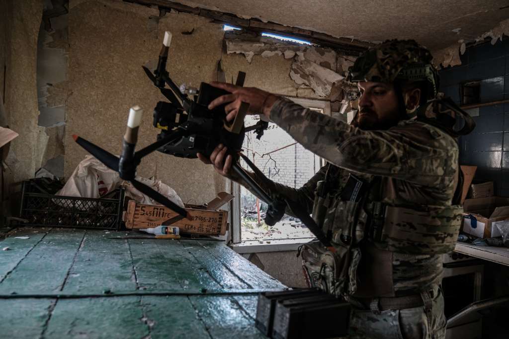 FOTODELDÍA Chasiv Yar (Ucrania), 09/11/2024.- Un soldado ucraniano trabaja en un dron de ataque en la localidad de Chasiv Yar, región de Donetsk, Ucrania, el 11 de septiembre de 2024. El ejército ucraniano modifican sus drones para que puedan cargarse con explosivos que pesen hasta dos kilogramos para poder lanzarlos de forma remota sobre el avance de las tropas rusas. EFE/ Maria Senovilla