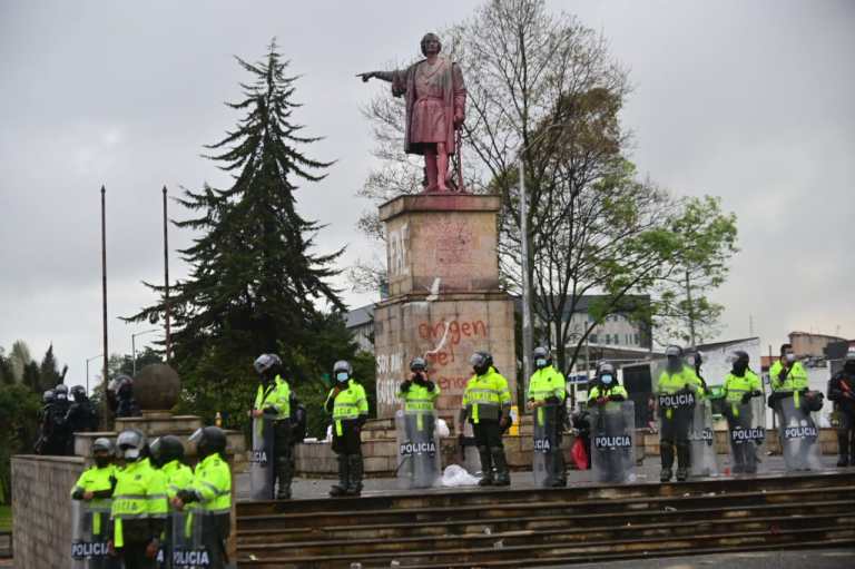 El pasado miércoles 9 de junio, mientras los indígenas Misak permanecían en la Avenida El Dorado con carrera 100, la Secretaría de Gobierno comunicó que los manifestantes intentaron derrumbar el monumento de los Reyes Católicos, en el que está la estatua de Isabel la Católica y Cristóbal Colón.