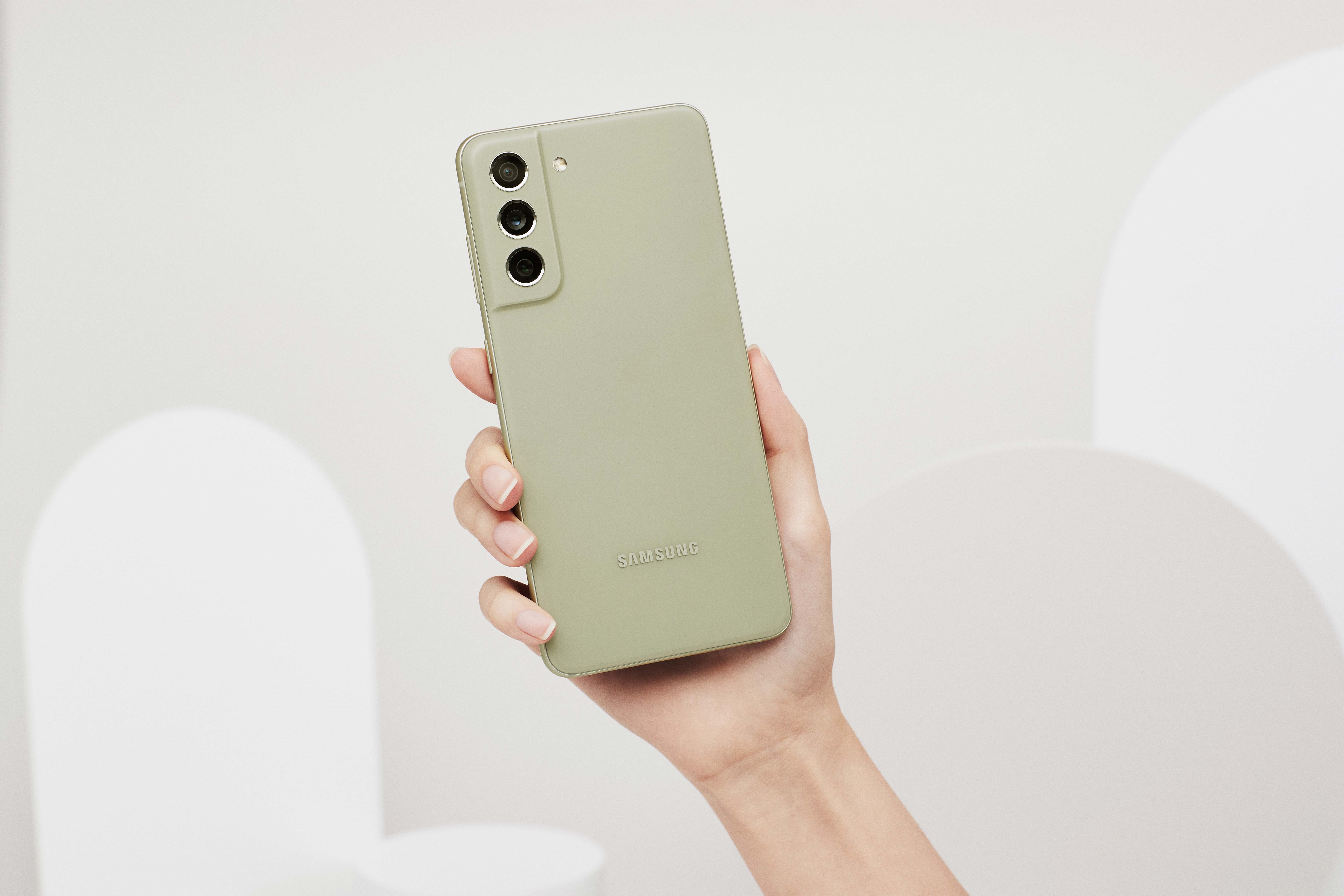 El Galaxy S21 FE integra tres lentes: uno de 8MP capaz de lograr un zoom espacial de hasta 30x, otro de 12MP -cámara ancha- y otro de 12MP con tecnología Ultra ancha.
