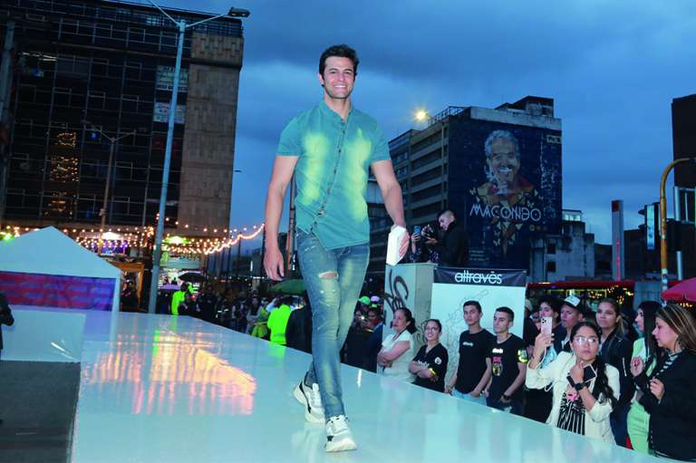 Pasarela NEOS 5