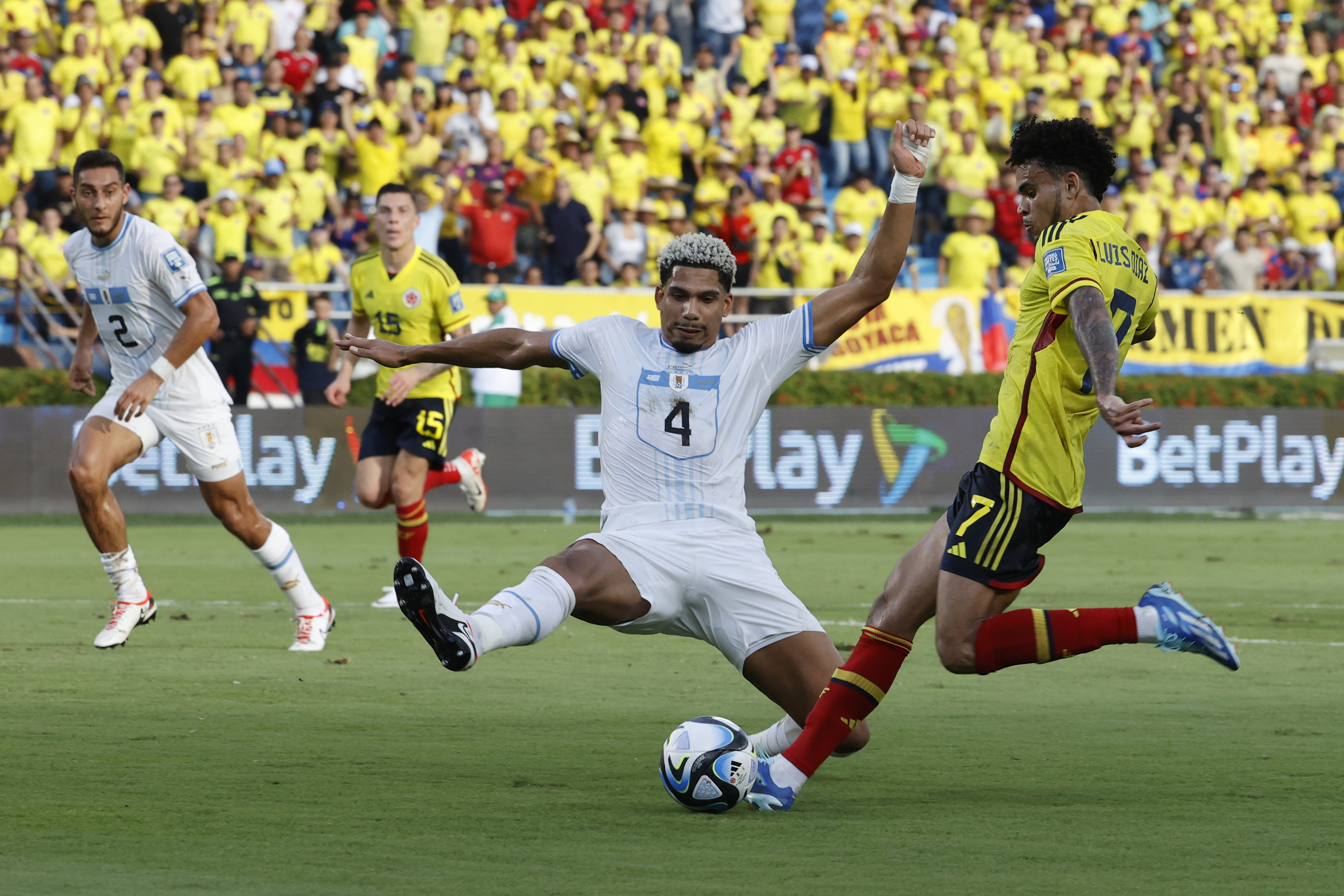 AMDEP361. BARRANQUILLA (COLOMBIA), 12/10/2023.- Luis Díaz (d) de Colombia remata frente a Ronald Araújo de Uruguay hoy, en un partido de las Eliminatorias Sudamericanas para la Copa Mundial de Fútbol 2026 entre Colombia y Uruguay en el estadio Metropolitano en Barranquilla (Colombia). EFE/ Mauricio Dueñas Castañeda