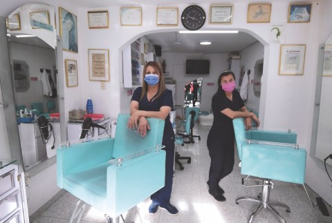 Peluquerías: listas para reabrir, si las dejan