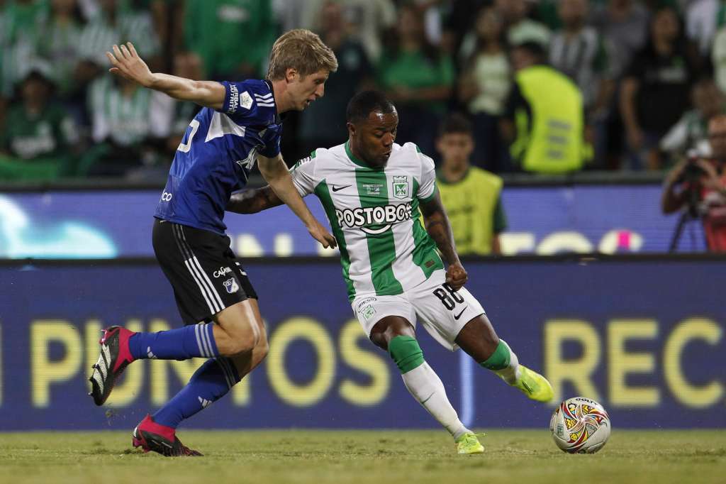 AMDEP4485. MEDELLÍN (COLOMBIA), 21/06/2023.- Dorlan Pabón (d) de Nacional disputa el balón con Andrés Llinás de Millonarios hoy, en el partido de ida de la final de la Primera A del fútbol colombiano en el estadio Atanasio Girardot en Medellín (Colombia). EFE/ Luis Eduardo Noriega A.