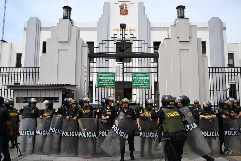 Miembros de la policía peruana montaron guardia frente a la Prefectura de Lima, donde estaba detenido Castillo.