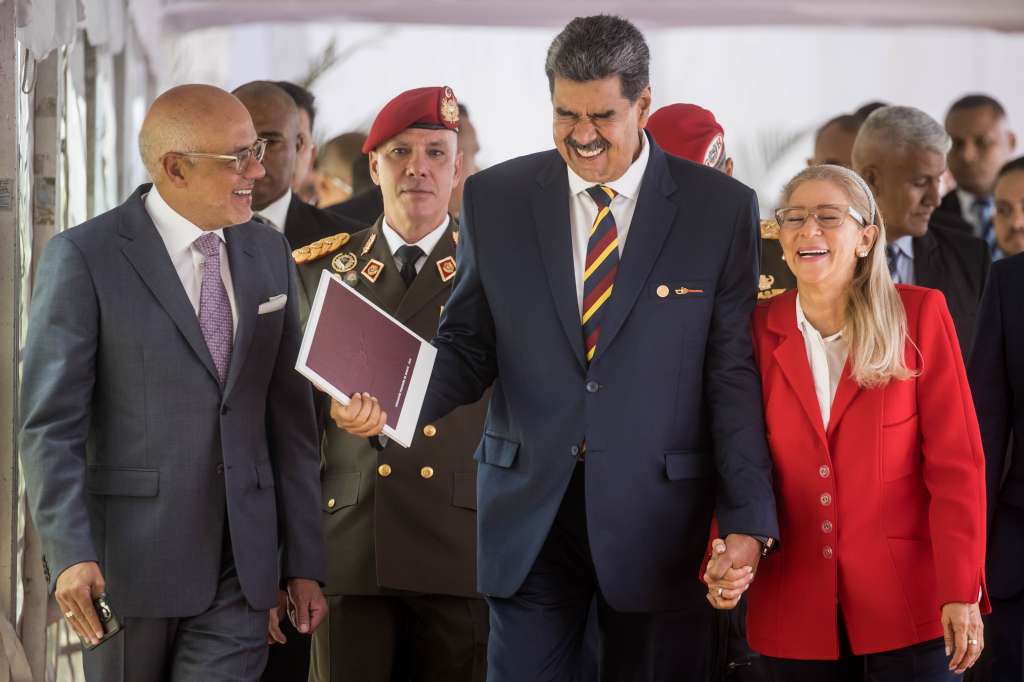AME5501. CARACAS (VENEZUELA), 20/06/2024.- El presidente de Venezuela y candidato a la reelección, Nicolás Maduro (2-d), habla con el presidente de la Asamblea Nacional de Venezuela (AN), Jorge Rodríguez (i), junto a Cilia Flores este jueves, a su salida del Consejo Nacional Electoral (CNE) en Caracas (Venezuela). Ocho de los diez candidatos a las elecciones presidenciales del 28 de julio en Venezuela, incluyendo al presidente Nicolás Maduro y exceptuando a los opositores Edmundo González Urrutia y Enrique Márquez, suscribieron este jueves, ante el Consejo Nacional Electoral (CNE), un acuerdo que los obliga a reconocer el resultado que el ente rector de los comicios anuncie tras el recuento de las votaciones, sin dejar margen para posibles reclamaciones. EFE/ Miguel Gutiérrez