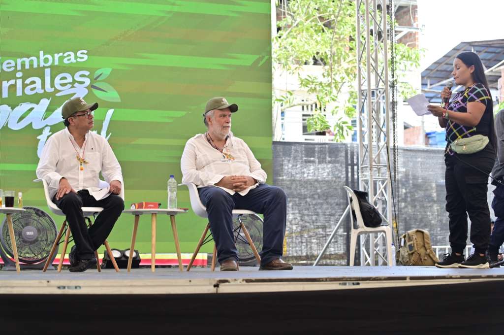 El presidente Gustavo Petro (izq.) y el director de Sustitución de Cultivos, Felipe Tascón (centro), escucharon a lideres y lideresas del pacífico durante el encuentro cocalero.P