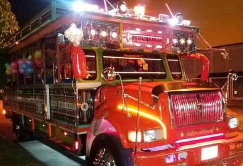 Exhibicionismo, exceso de velocidad y otras alertas de chivas rumberas en Medellín