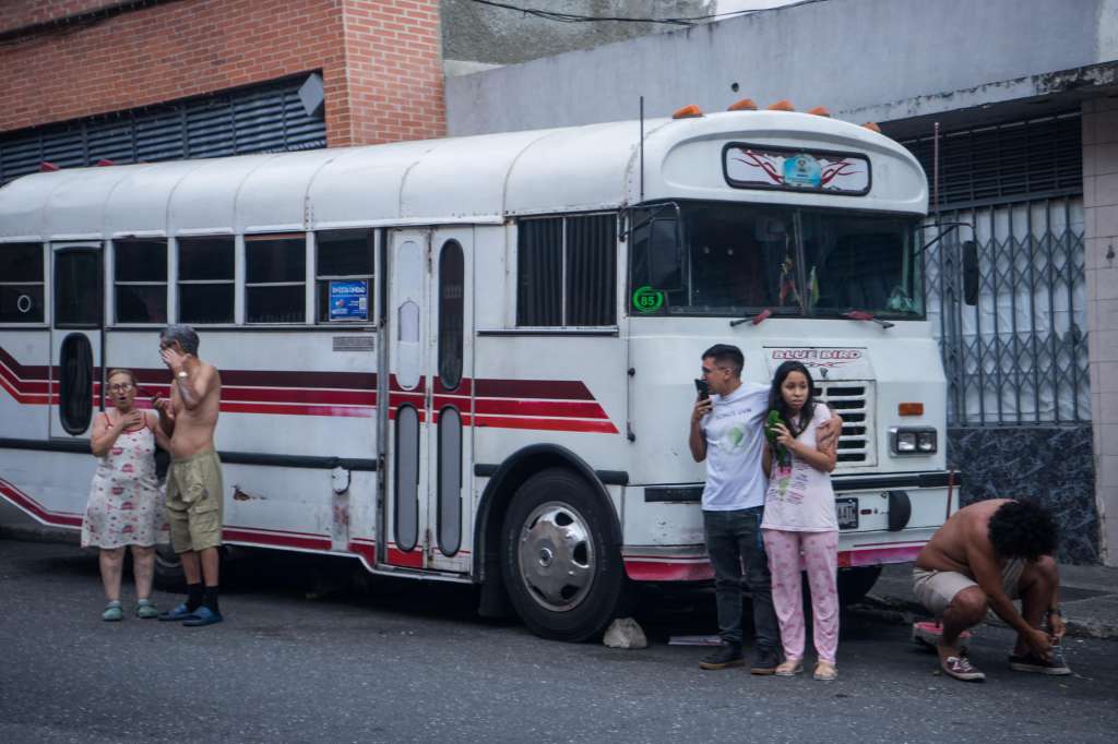 AME4057. CARACAS (VENEZUELA), 24/06/2026.- Personas esperan afuera de sus viviendas luego de dos fuertes terremotos que sacudieron el Caribe venezolano este miércoles, en Caracas (Venezuela). El principal fue un sismo de magnitud 7,5, informó el sistema oficial de alerta de tsunamis de Estados Unidos. EFE/ Boris Vergara