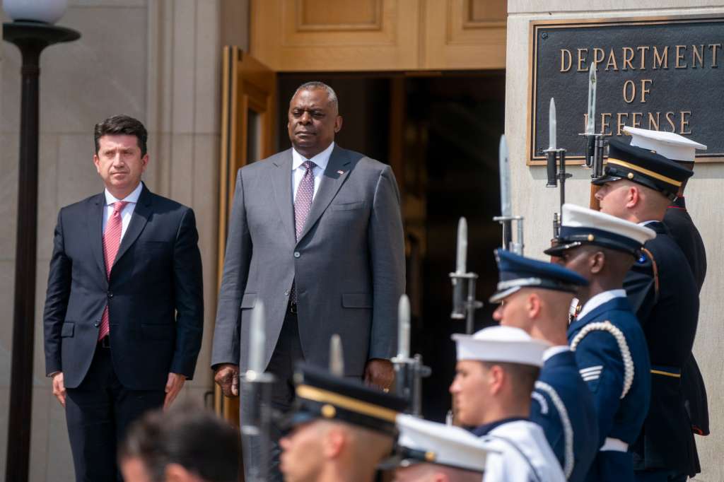Arlington (Usa), 20/05/2022.- US Secretary of Defense Lloyd Austin and Colombian Minister of National Defense Diego Molano participate in an enhanced honor cordon at the Pentagon in Arlington, Virginia, USA, 20 May 2022. The White House on Thursday said it intends to designate Colombia as a major non-NATO ally in a strategic partnership aimed at strengthening security, ending the COVID-19 pandemic and addressing climate change. (Estados Unidos) EFE/EPA/SHAWN THEW