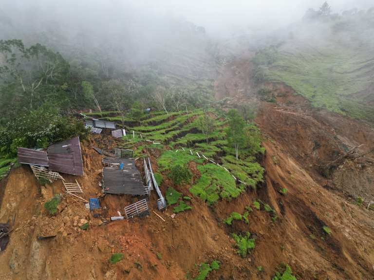 AME5927. ROSAS (COLOMBIA), 12/01/2023.- Vista general de la tierra que cubre una vasta zona tras el derrumbe del pasado lunes, hoy, en Rosas, departamento del Cauca (Colombia). Más de 900 personas se vieron afectadas tras el derrumbe en el municipio de Rosas, en el departamento colombiano del Cauca, mientras que la Vía Panamericana, principal carretera del suroeste del país, sigue cerrada. El derrumbe ocurrió el lunes en el municipio de Rosas en donde el deslizamiento arrasó con viviendas de varias veredas (aldeas) de la zona La Soledad. EFE/ Mario Baos