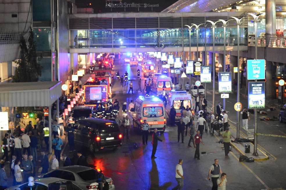 Policías aseguraron el área del aeropuerto Atatürk, el mayor de Estambul, tras el atentado de ayer.  / EFE