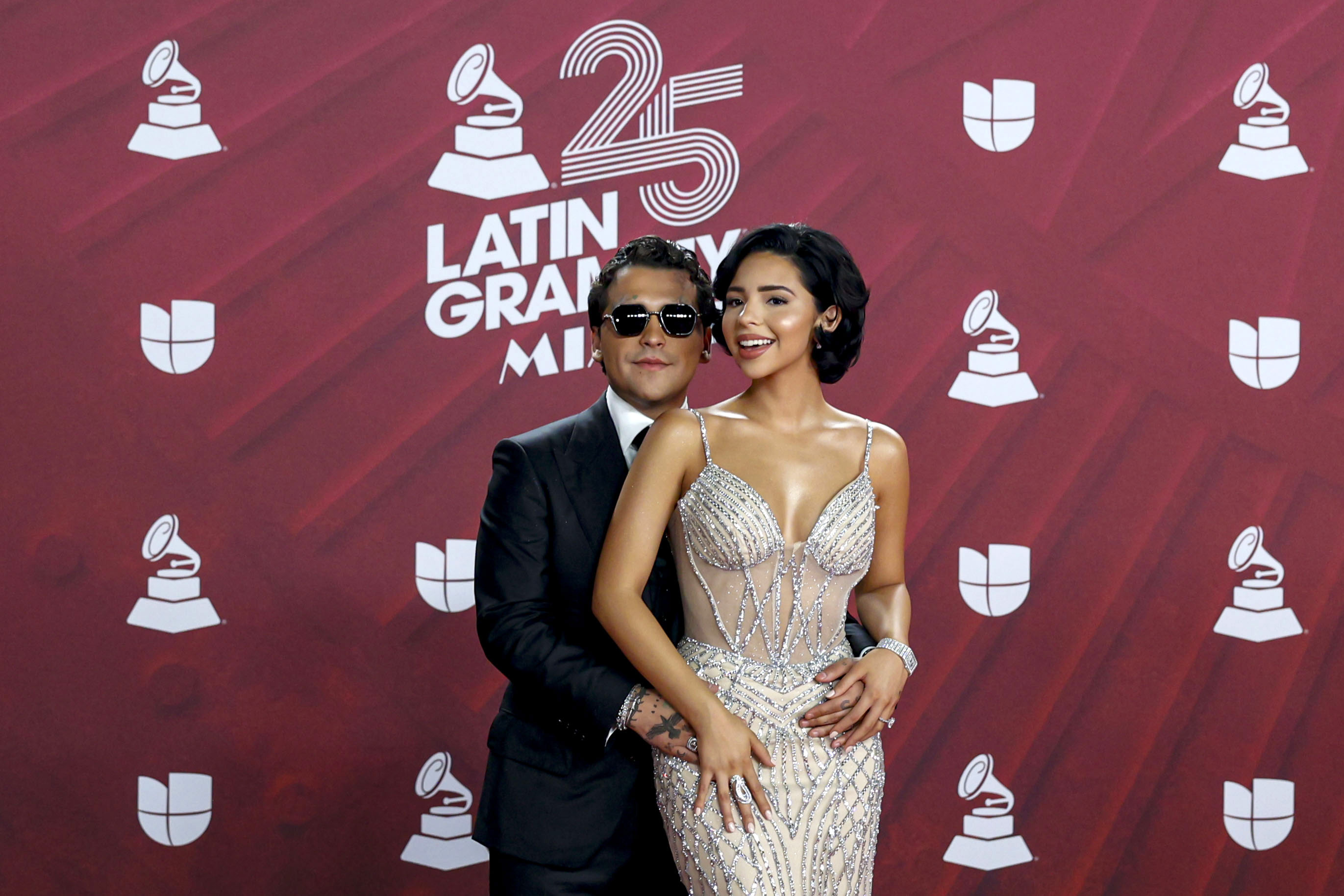 MIAMI (EEUU), 15/11/2024.-La pareja de cantantes Cristian Nodal y Ángela Aguilera posan en la alfombra roja de la 25 entrega anual de los Premios Latin Grammy celebrados este jueves en el Kaseya Center de Miami, Florida. EFE/Eva Marie Uzcátegui