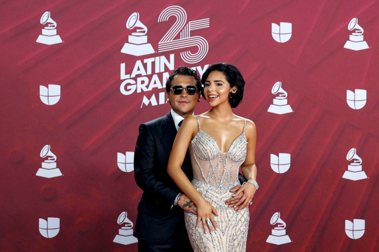 Ángela Aguilar protagonizó incómodo momento con Nodal en los Latin Grammy