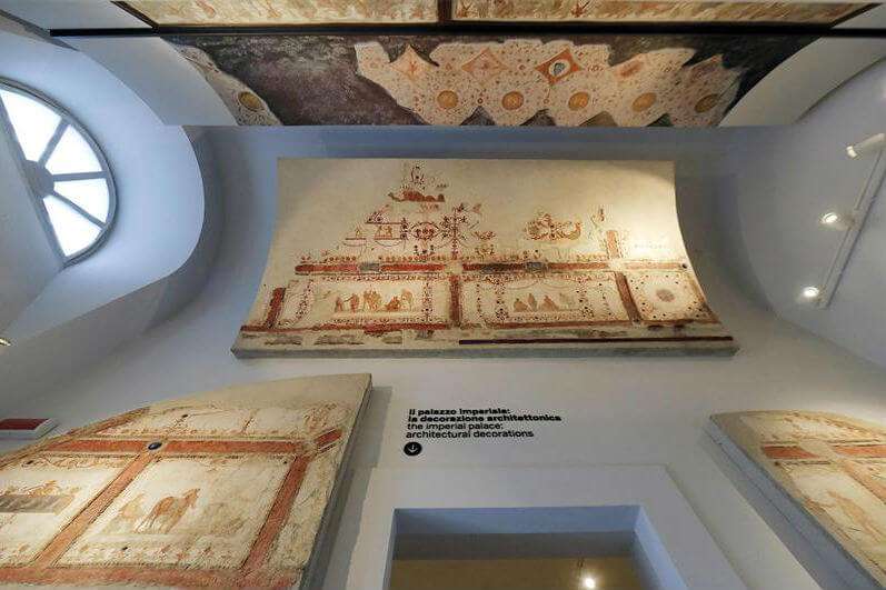 Algunos de los hallazgos arqueológicos del "Domus Transitoria" de Nerón, una pieza arquitectónica que ha sido reconstruida durante diez años y que se presenta al público en el Parque Arqueológico del Coliseo, en Roma, Italia. El "Domus Transitoria fue el primer palacio de Nerón y fue consumido por las llamas tras el Gran incendio de Roma del 64 d.C.  / Riccardo Antimiani - EFE 