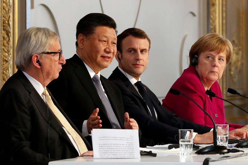 Presidente de la Comisión Europea Jean-Claude Juncker; presidente de China, Xi Jinping; Presidente de Francia, Emmanuel Macron y la Canciller alemana, Ángela Merkel durante su encuentro en el Palacio del Eliseo en París. / AFP