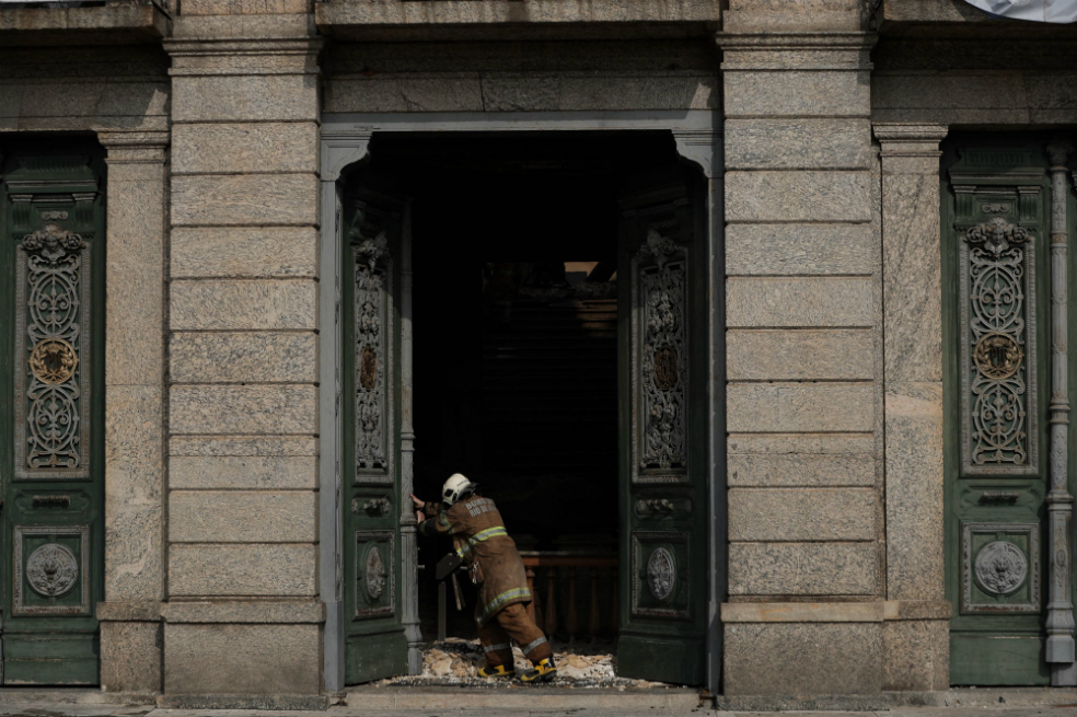 Los bomberos consiguieron controlar las llamas, cuyo origen se desconoce, en la madrugada de este lunes tras seis horas de incendio. / EFE
