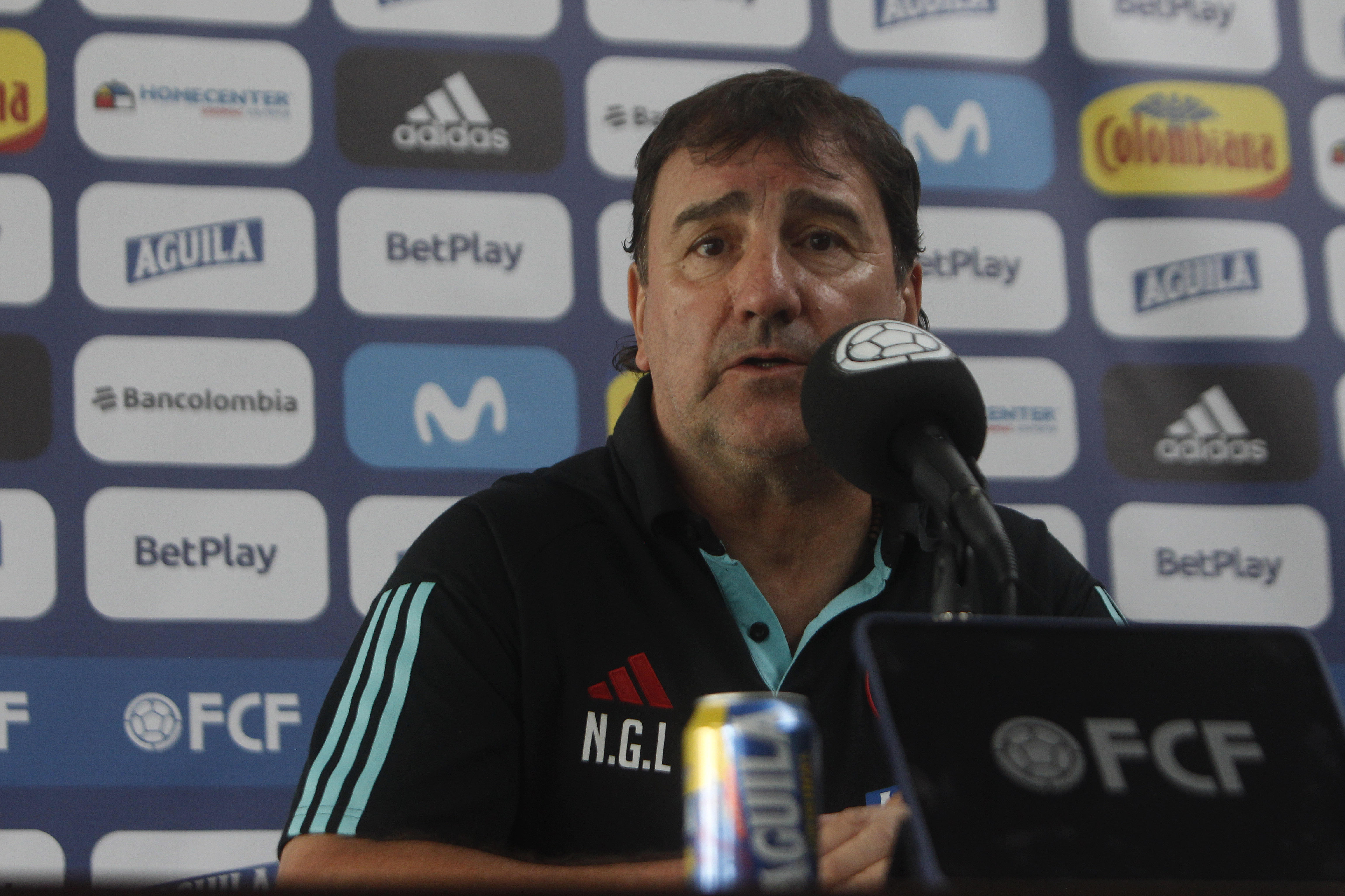 MED122 -GUARNE (COLOMBIA), 16/10/2023.- Néstor Lorenzo, director técnico de la selección Colombia, habla hoy durante una rueda de prensa en la sede deportiva de Atlético Nacional, en el municipio de Guarne (Colombia). El seleccionador de Colombia, Néstor Lorenzo, extendió este lunes las dudas sobre la presencia de James Rodríguez ante Ecuador al indicar que todavía "no hay nada cierto" y que va a esperar "hasta último momento" para definir si será de la partida el martes en Quito. EFE/Luis Eduardo Noriega Arboleda