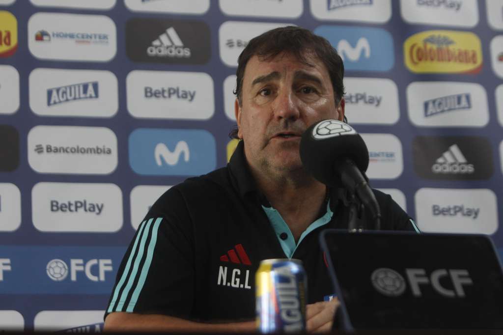 MED122 -GUARNE (COLOMBIA), 16/10/2023.- Néstor Lorenzo, director técnico de la selección Colombia, habla hoy durante una rueda de prensa en la sede deportiva de Atlético Nacional, en el municipio de Guarne (Colombia). El seleccionador de Colombia, Néstor Lorenzo, extendió este lunes las dudas sobre la presencia de James Rodríguez ante Ecuador al indicar que todavía "no hay nada cierto" y que va a esperar "hasta último momento" para definir si será de la partida el martes en Quito. EFE/Luis Eduardo Noriega Arboleda