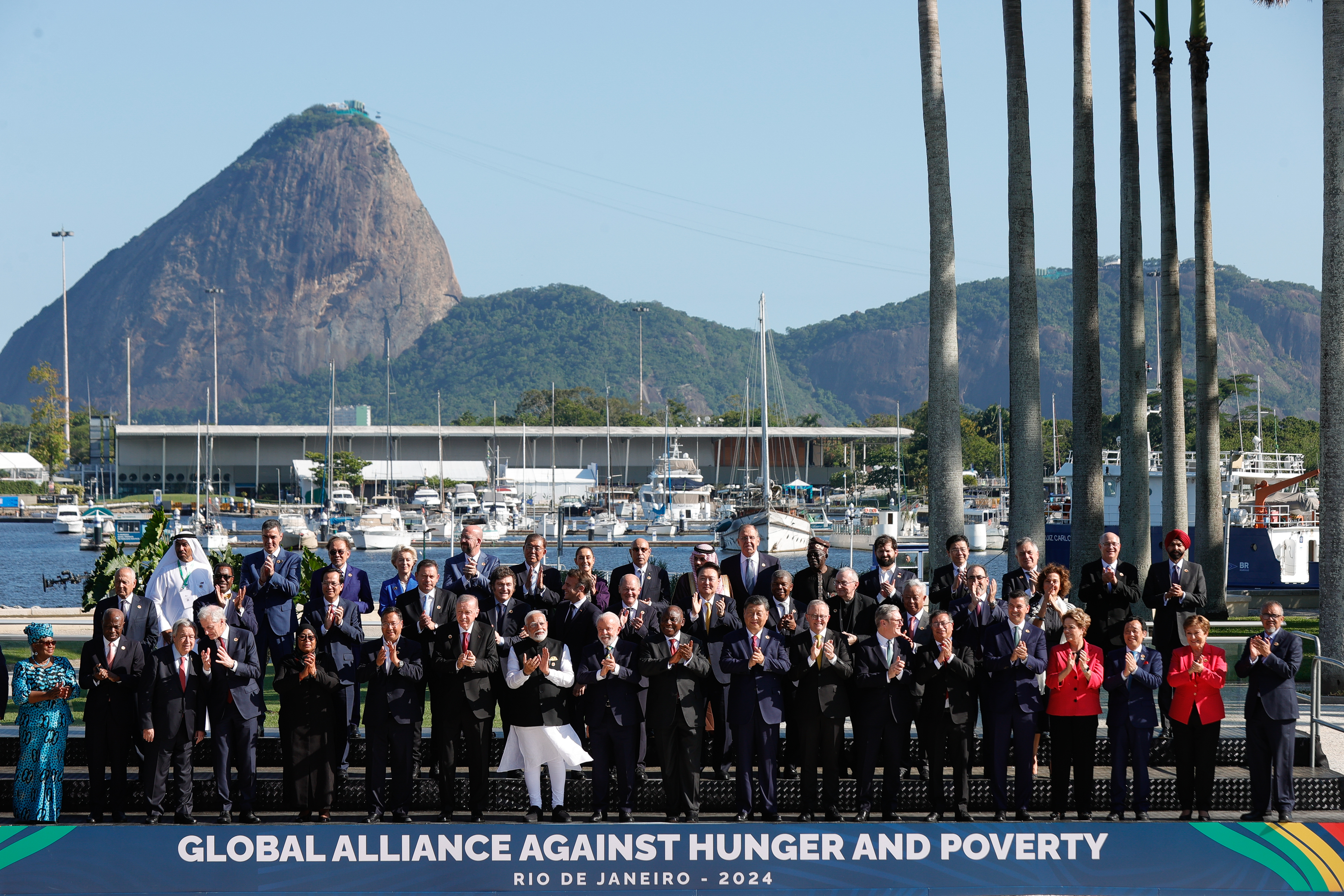BRA01. RIO DE JANEIRO (BRASIL), 18/11/2024.- Jefes de Estado de las 20 mayores economías del mundo, la Unión Europea y la Unión Africana, así como los países invitados, posan para la fotografía oficial durante la cumbre G20, este lunes en los jardines del Museo de Arte Moderno, en Río de Janeiro (Brasil). La cumbre se centrará en tres ejes principales: disminuir el hambre y la pobreza, la reforma de la gobernanza global y la transición energética. EFE/André Coelho