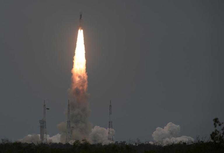 Histórico: una sonda india despega hacia la Luna