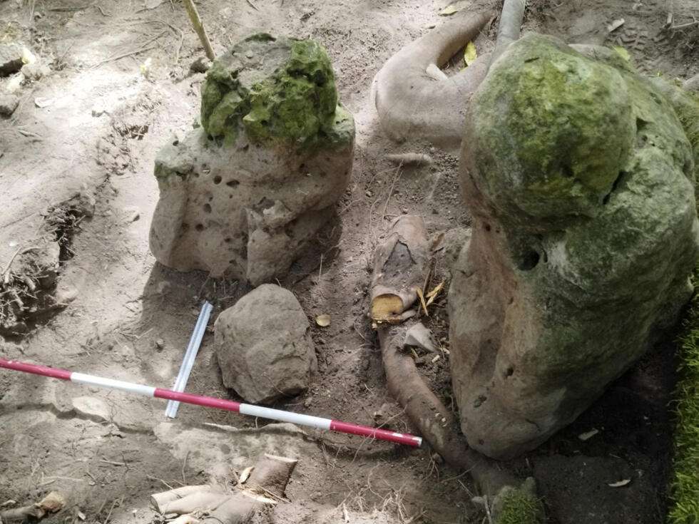 "Dos esculturas antropomórficas de apariencia humana que "representan a una pareja ancestral", descubiertas en el yacimiento arqueológico de Uaxactún, departamento de Petén, Guatemala. Mayo 2025. © Handout / Guatemalan Ministry of Culture and Sports / AFP