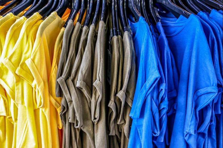 La regla general es que los colores claros, como blanco, beige y tonos pastel, reflejan la luz solar en lugar de absorberla. Esto significa que menos calor es absorbido por la prenda, manteniendo la temperatura corporal más baja.