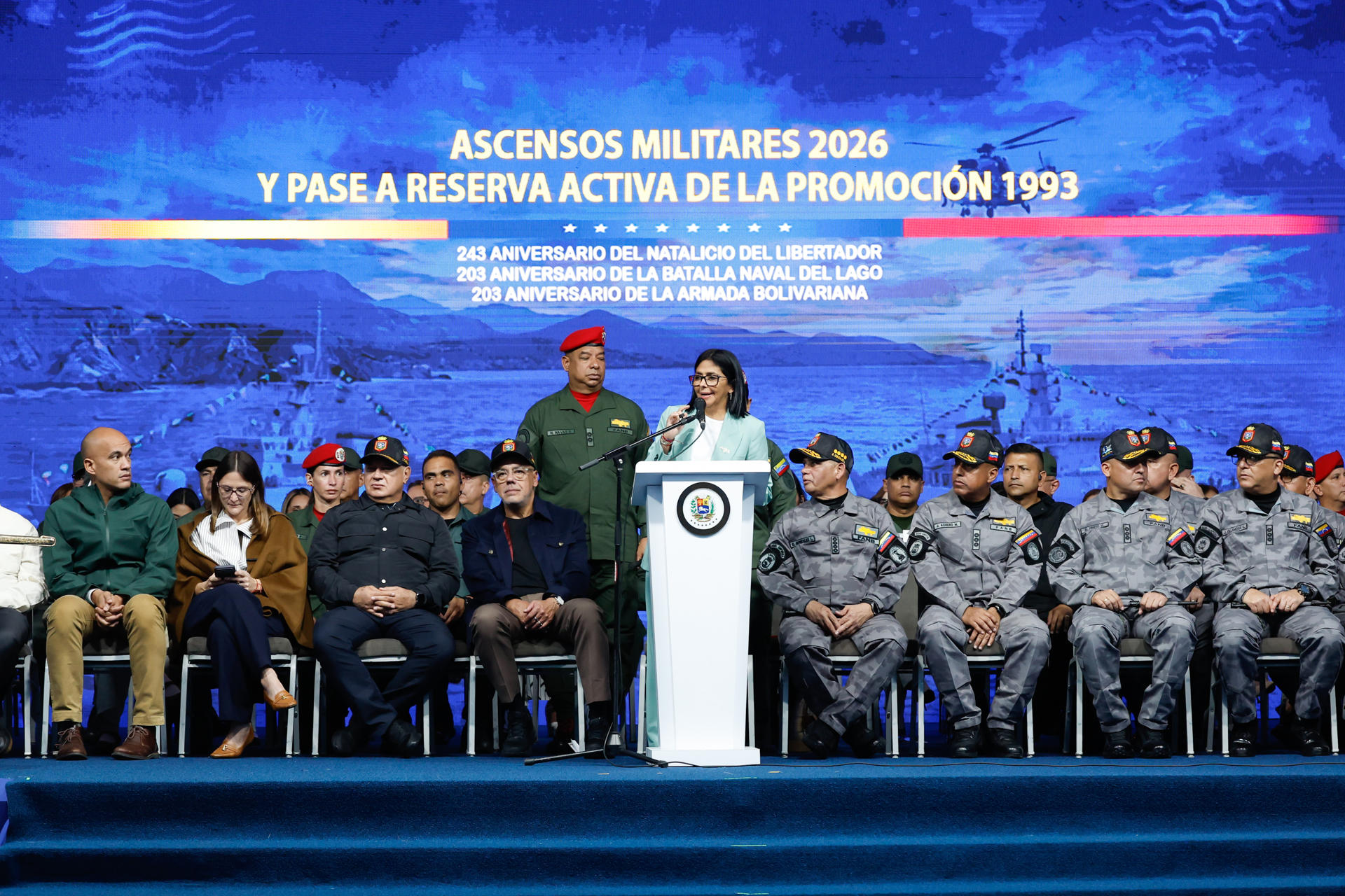 AME2629. CARACAS (VENEZUELA), 24/07/2026.- Fotografía cedida por el Palacio de Miraflores que muestra a la presidenta encargada de Venezuela, Delcy Rodríguez (c), hablando durante el acto de ascensos de la Fuerza Armada Nacional Bolivariana este viernes, en Caracas (Venezuela). Rodríguez acusó a la Corte Penal Internacional de acumular expedientes para agredir a los pueblos del "sur global", entre ellos el país suramericano, por lo que reiteró la decisión de retirar definitivamente a su nación de este organismo. EFE/ Prensa Palacio de Miraflores /SOLO USO EDITORIAL/ NO VENTAS/ SOLO DISPONIBLE PARA ILUSTRAR LA NOTICIA QUE ACOMPAÑA (CRÉDITO OBLIGATORIO)