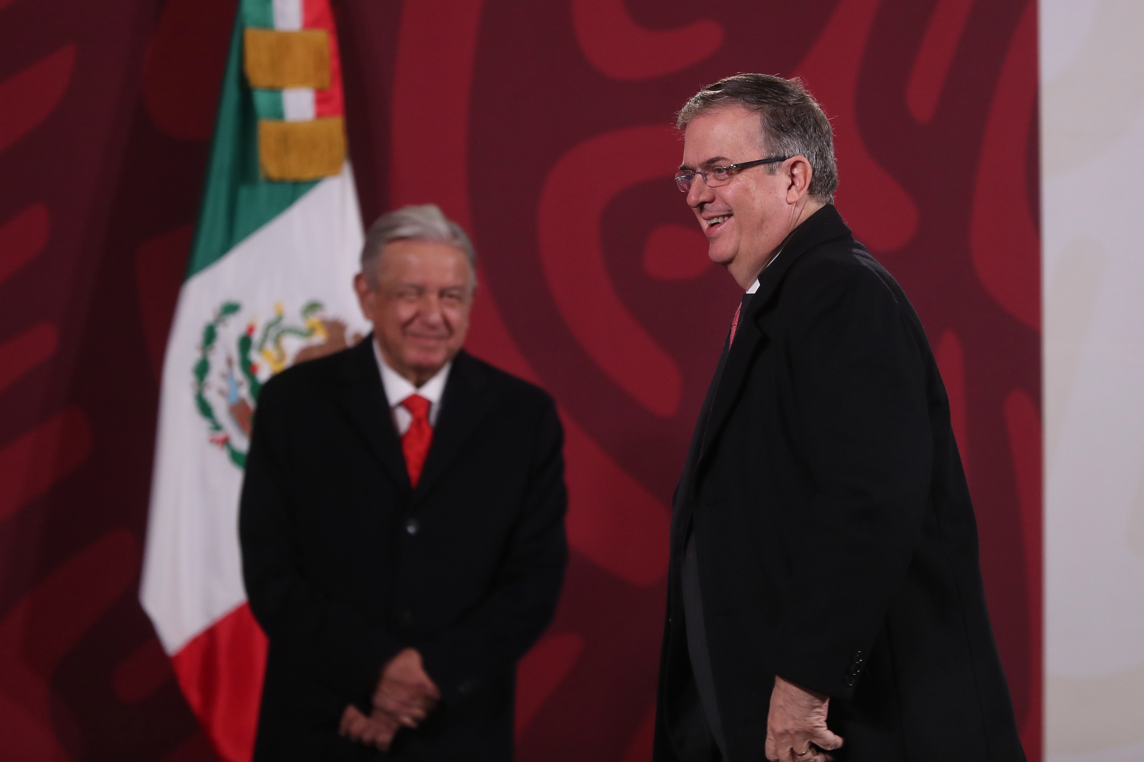 MEX2776. CIUDAD DE MÉXICO (MÉXICO), 20/12/2022 .- El secretario de Relaciones Exteriores de México (SRE), Marcelo Ebrard (d), durante una rueda de prensa del presidente Andrés Manuel López Obrador (atrás), hoy en Palacio Nacional de la Ciudad de México (México). El Gobierno de México confirmó este martes que el país otorgó asilo político a la familia del expresidente de Perú, Pedro Castillo, quien fue destituido por el Congreso tras dar un golpe de Estado y ahora permanece en prisión. EFE/Sáshenka Gutiérrez