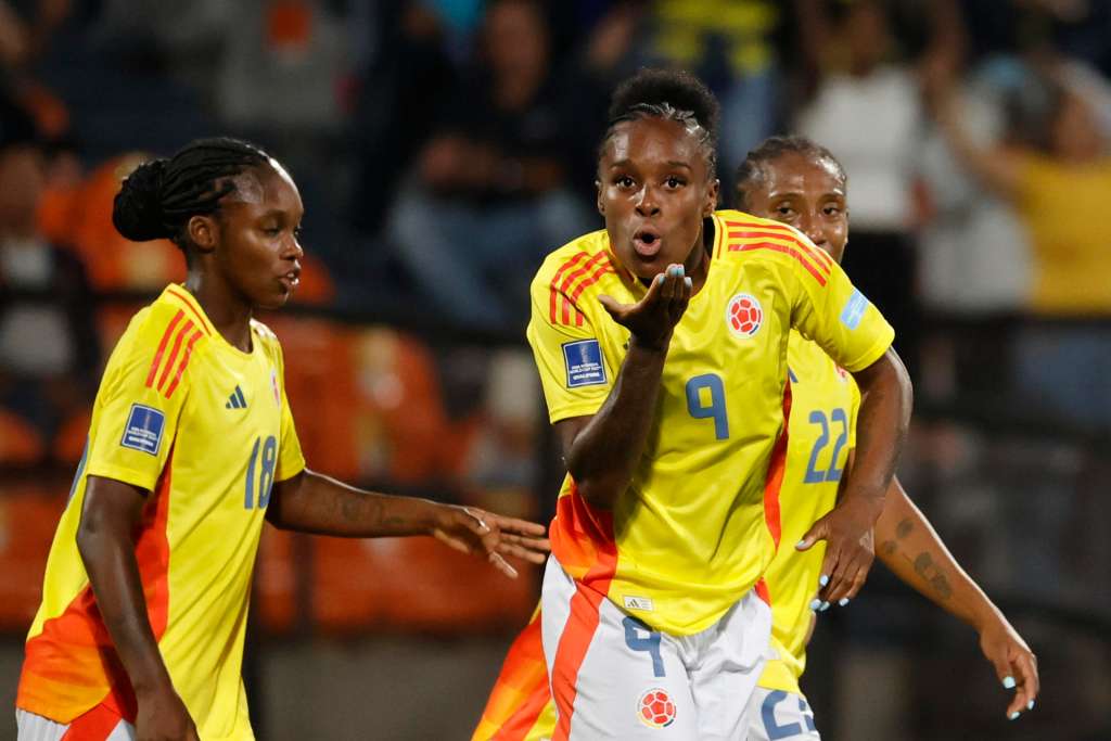 AME1276. MEDELLIN (COLOMBIA), 24/10/2025.- Jugadoras de Colombia celebran un gol este viernes, en un partido de la Liga de Naciones Femenina entre Colombia y Perú en el Atanasio Girardot, en Medellin (Colombia). EFE/ Mauricio Dueñas Castañeda