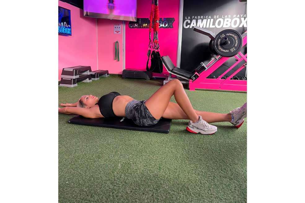 Ejercicio 3: One Arm Toe Touch Crunch. Ejercicio para tener un abdomen de acero