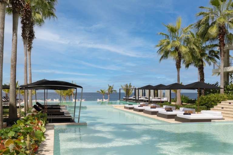 El Ocean Club es un verdadero destino de ocio con una playa semiprivada, un puerto deportivo privado y un helipuerto.