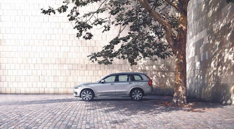 XC90 Recharge Plug-In Hybrid Inscription, in Birch Light metallic