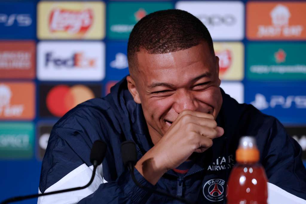 Paris (France), 05/09/2022.- Paris Saint Germain's Kylian Mbappe laughs during a press conference at the Parc des Princes stadium in Paris, France, 05 September 2022. PSG will play Juventus Turin on 06 September 2022 in their UEFA Champions League group H soccer match. (Liga de Campeones, Francia) EFE/EPA/YOAN VALAT