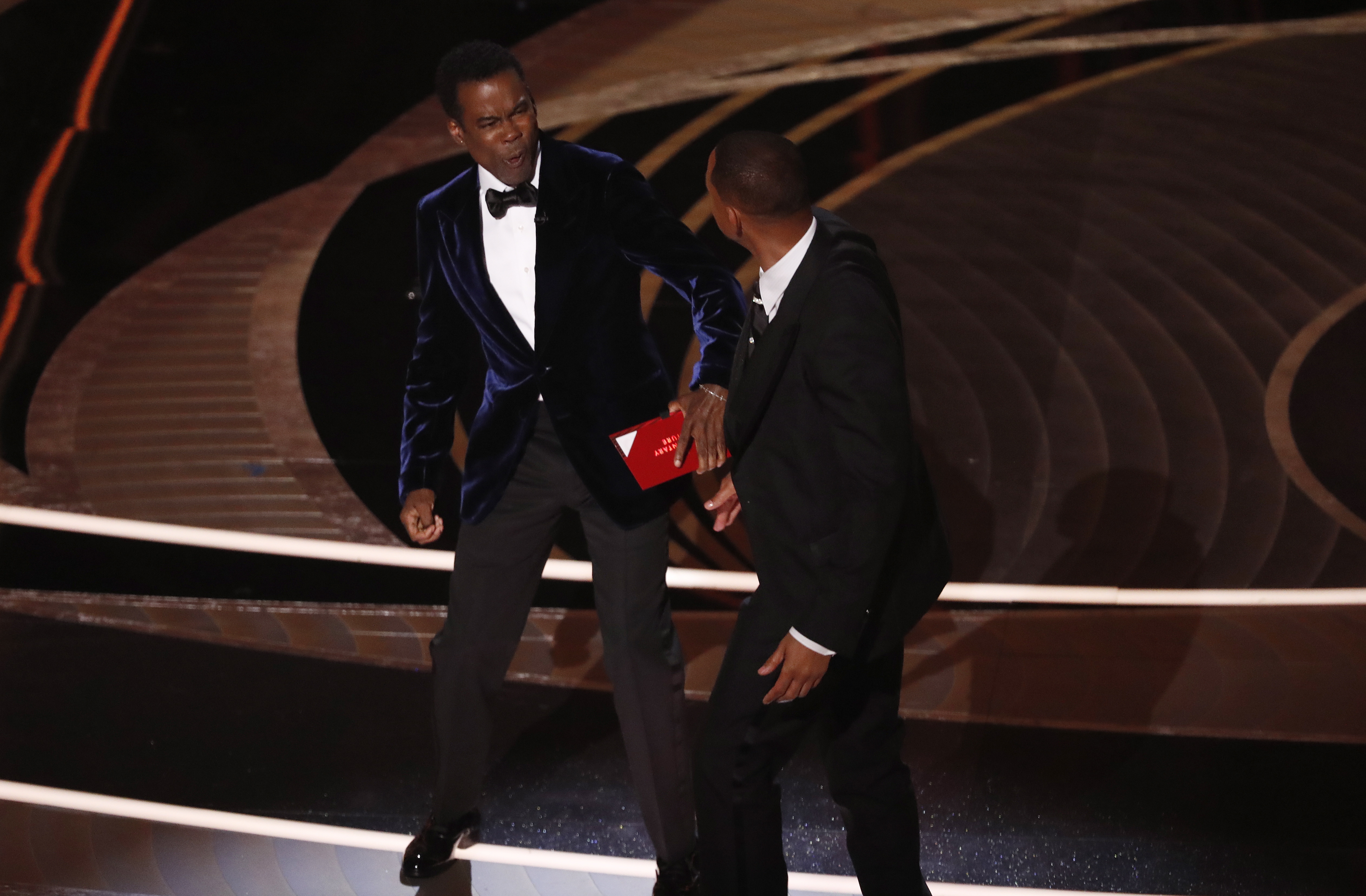 -FOTODELDÍA- Hollywood (Estados Unidos), 28/03/2022.- El actor Will Smith (d) abofetea al presentador de la gala Chris Rock (i) durante la 94ª ceremonia anual de los Premios de la Academia de Cine estadounidense en el Dolby Theatre de Hollywood, Los Ángeles, California, Estados Unidos. EFE/ Etienne Laurent