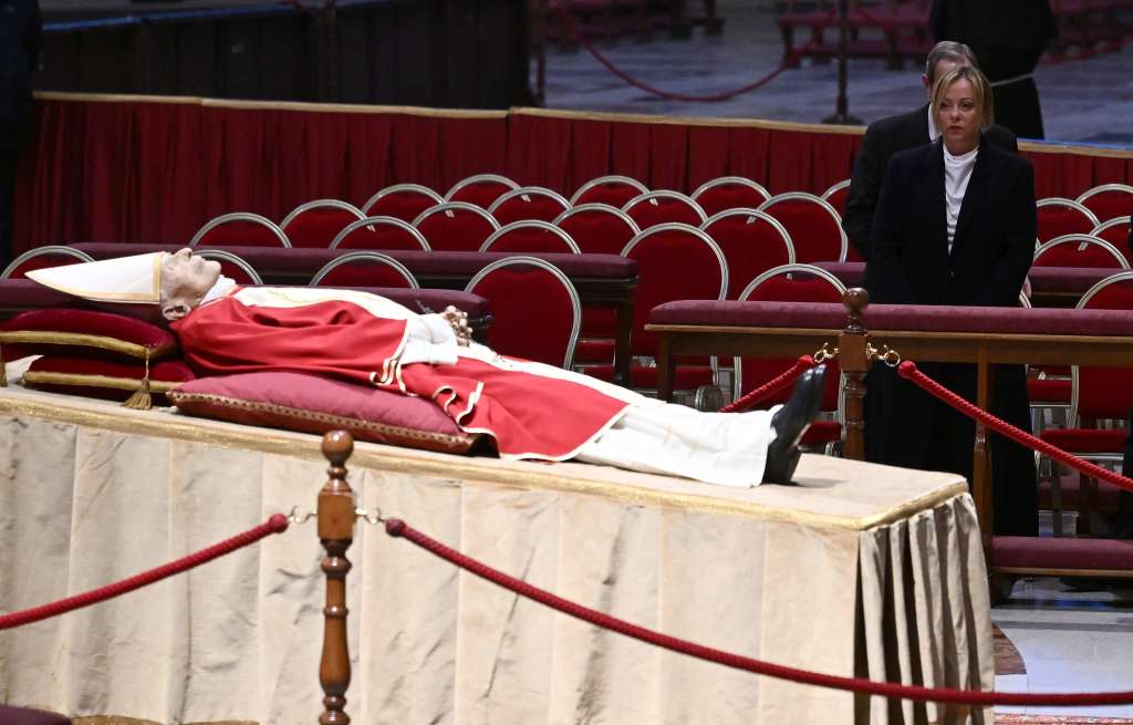 Vatican (Vatican City State (holy See)), 02/01/2023.- Italian Prime Minister Giorgia Meloni pays her respects to Pope Emeritus Benedict XVI (Joseph Ratzinger) whose body lies in state in the Saint Peter's Basilica for public viewing, Vatican City, 02 January 2023. Former Pope Benedict XVI died on 31 December at his Vatican residence, aged 95. For three days, starting from 02 January, the body will lay in state in St Peter's Basilica until the funeral on 05 January. (Papa) EFE/EPA/ETTORE FERRARI