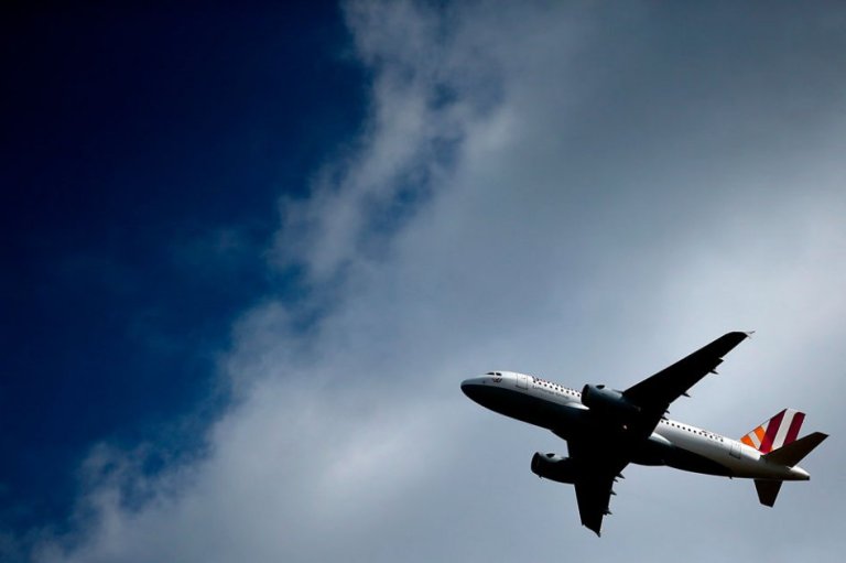 UE estudiará si refuerza medidas de control médico y de puertas de cabina de aviones