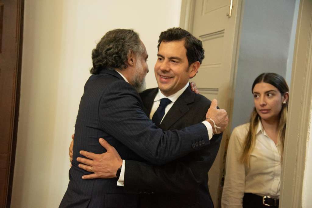 El ministro del Interior, Armando Benedetti, recibió a su futuro sucesor, Rodrigo Lara Restrepo, en la sede de ese ministerio.