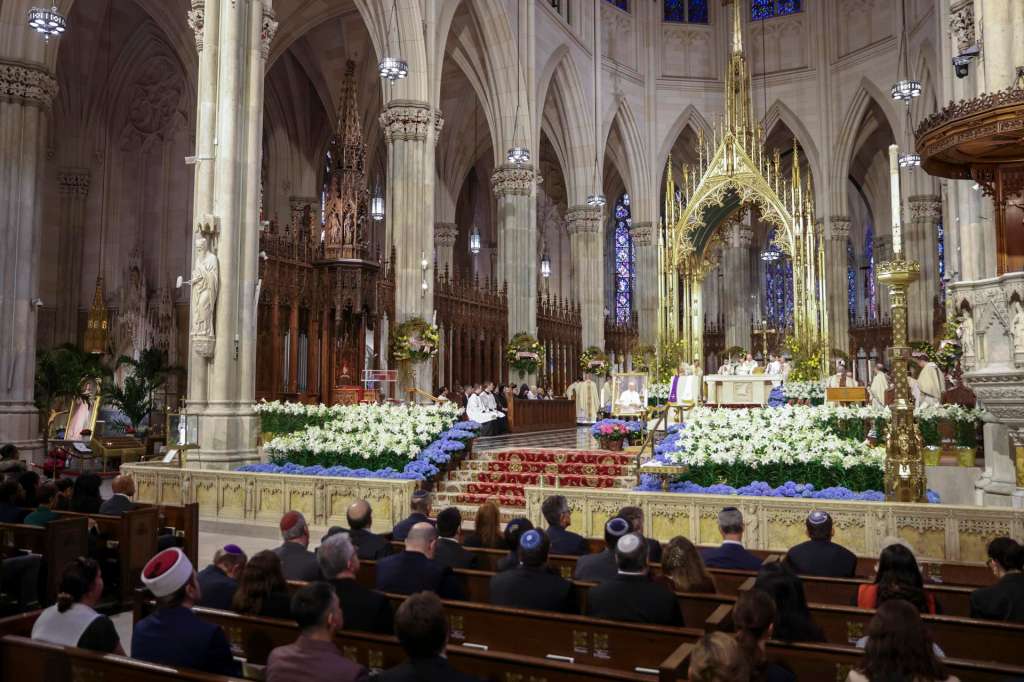 NEW YORK (United States), 22/04/2025.- People attend a mass for the repose of the soul of Pope Francis at St. Patrick's Cathedral in New York, New York, USA, 22 April 2025. Pope Francis died on 21 April 2025 at the age of 88, according to the Holy See. (Papa, Santa Sede, Nueva York) EFE/EPA/SARAH YENESEL