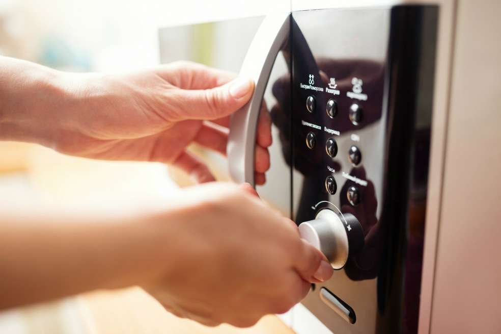 ¿Cómo limpiar el microondas? 3 trucos para hacerlo más fácil