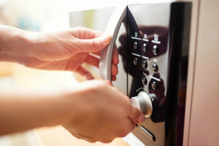 ¿Por qué no se debe poner el microondas encima de la nevera?