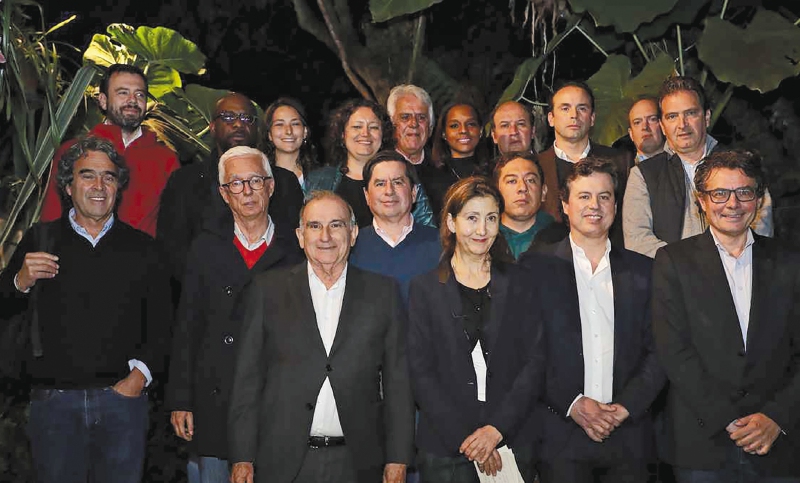 Hay humo blanco. El conclave es un éxito. El centro está unido y tenemos un acuerdo, dijo Íngrid Betancourt, rodeada de los otros miembros de la Coalición.